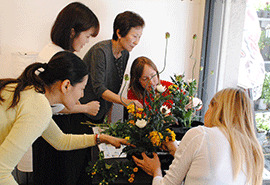 谷中　生け花体験の様子