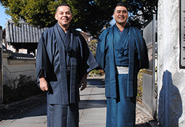 谷中　着物伎体験の様子