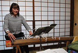 谷中　箏体験の様子