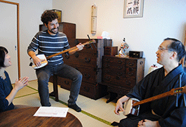 谷中　三味線体験の様子