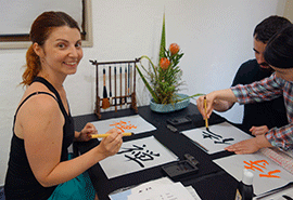 谷中　書道体験の様子