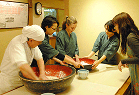 谷中　蕎麦打ち体験の様子