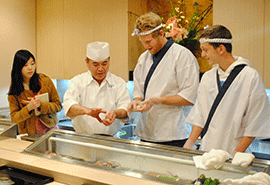 谷中　寿司体験の様子