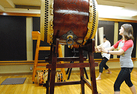 谷中　和太鼓体験の様子