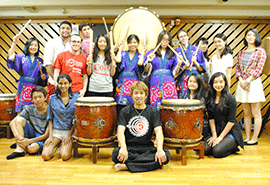 谷中　和太鼓体験の様子